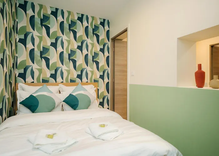 Parisian Elegance Wood Near Bastille And Marais Apartment